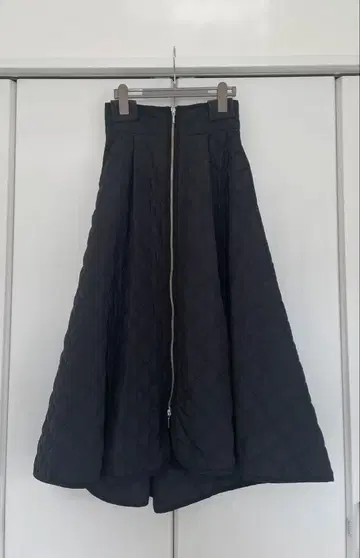 새상품 미사용품 deru2828 블랙 퀼팅 플레어 스커트 델