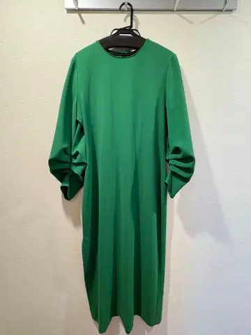 그린 컬러 긴팔 롱 원피스 사이드 슬릿