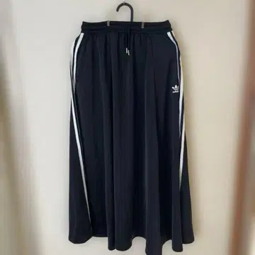 adidas 블랙 스트라이프 롱 스커트