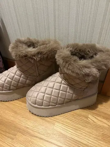 Rady! 비쥬 장식 퀼팅 어그 부츠