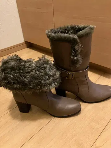 ALPHA CUBIC 브라운 퍼 부츠