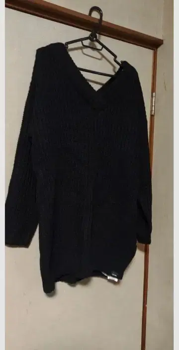 DaTuRa 블랙 V넥 니트