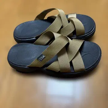 브라운 크로스 스트랩 샌들