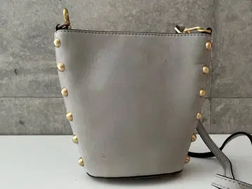 FLYNN | 스터드 숄더백