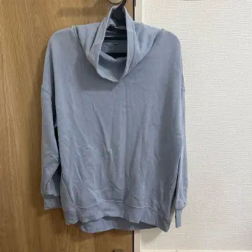 라이트 블루 하이넥 후드티