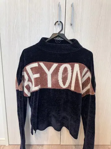 GYDA BEYOND 로고 하이넥 스웨터