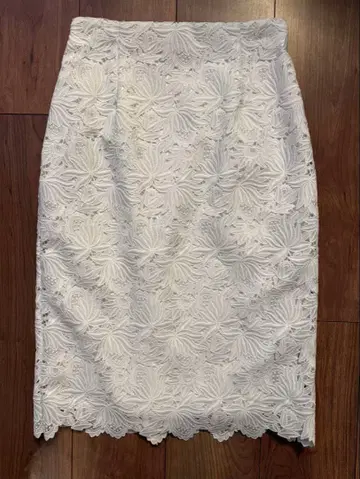 에스트네이션 화이트 레이스 사이즈 36 타이트 스커트 무릎