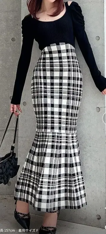 RESEXXY 숄더 오픈 머메이드 니트 원피스