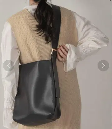 lawgy useful square shoulder bag black