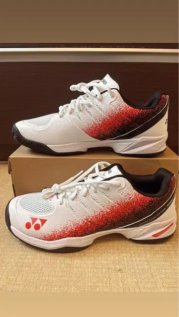 [ 거의 미사용 YONEX 테니스화 28.5cm 와이드 ]