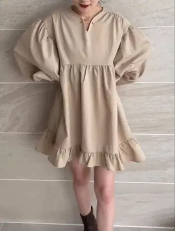 [새상품급] tiered slit blouse