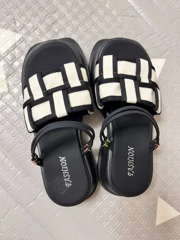 FASHION 스트랩 부착 샌들 화이트 블랙