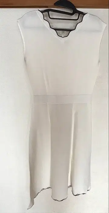 미사용 새상품 질스튜어트 백 레이스 무릎 기장 원피스 화이트