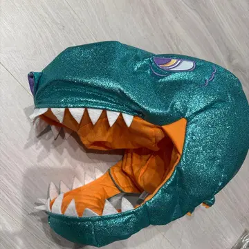 공룡 디자인의 라메가 달린 모자 USJ 구매