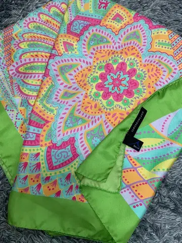 투모로우랜드 실크 스카프