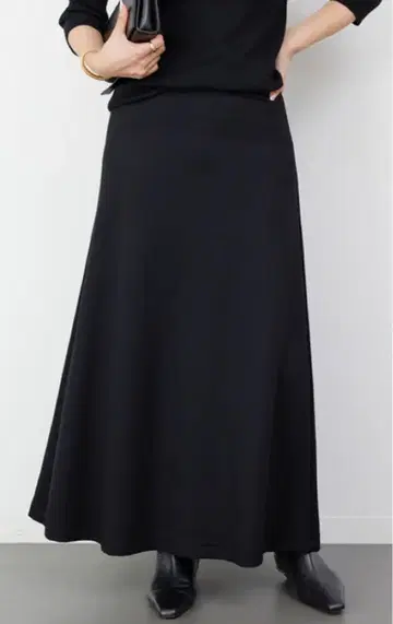 [ 새상품급 ] 두지엠 클라세 플레어 스커트 블랙 XS