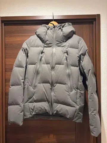 데상트 얼터레인 마운테니어 별주 사이즈 M 차콜 그레이