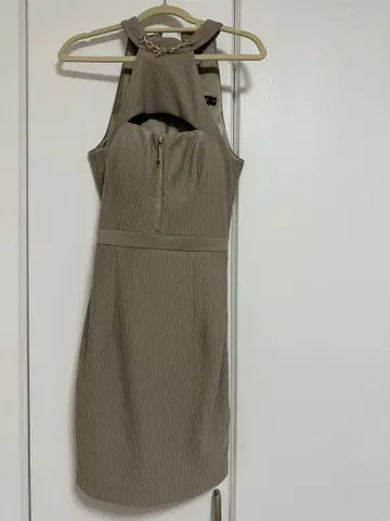 베이지 스트라이프 하이넥 드레스