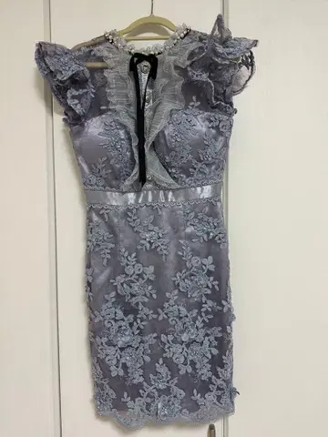 자수 들어간 스카이블루 레이스 드레스