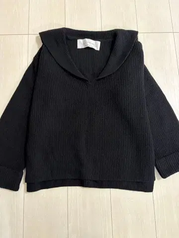 Rie Miller 세일러 카라 로우 게이지 블랙 니트