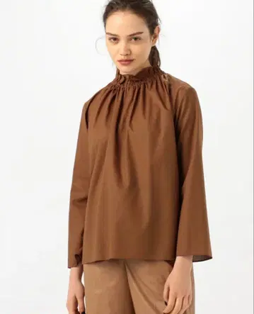 크리스탈 코튼 개더 넥 블라우스 브라운 투모로우랜드