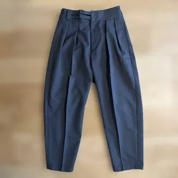 투모로우랜드 다크 그레이 그루카 슬랙스