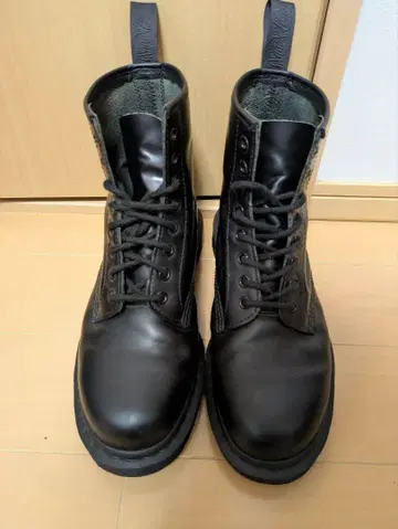 닥터마틴 부츠 올블랙 8홀 부츠