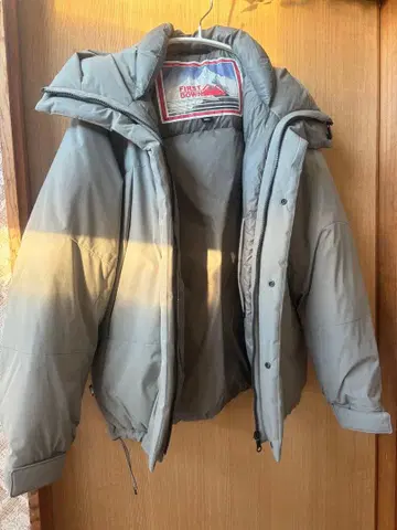 FIRST DOWN 그레이 후드 부착 다운 자켓