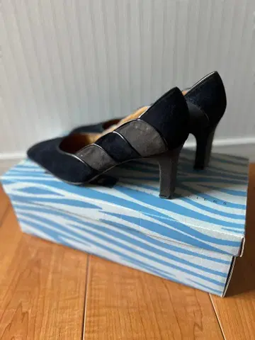 네이비와 그레이 스웨이드 하이힐