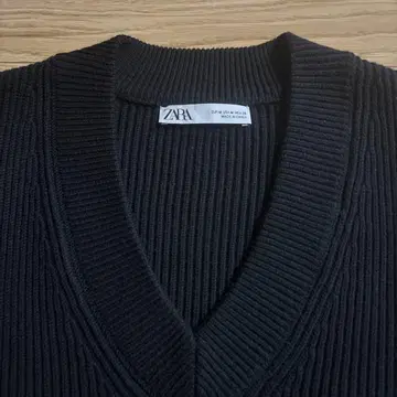 새상품급! ZARA 블랙 V넥 슬리브리스 스웨터