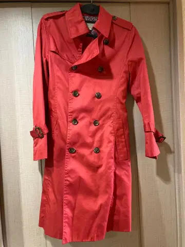 빨간색 트렌치코트 꽃무늬 안감