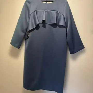 프릴 달린 파란색 무릎 기장 원피스