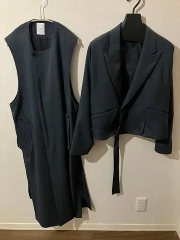 sublations의 다크 그레이 베스트와 자켓 세트입니다.