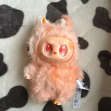 오렌지색 귀 달린 봉제 인형