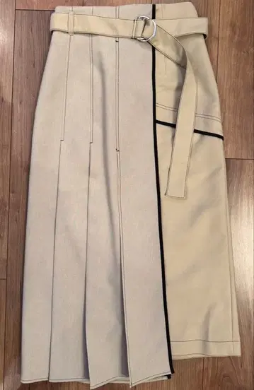 UNITED TOKYO 비대칭 플리츠 스커트 벨트 포함 베이지