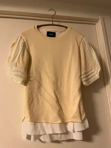 ENSORCIVET 프릴 T셔츠 사이즈 36