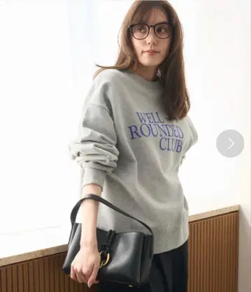 Mila Owen 미라 오웬 그래픽 맨투맨 풀오버 화이트