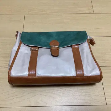화이트 그린 핸드백