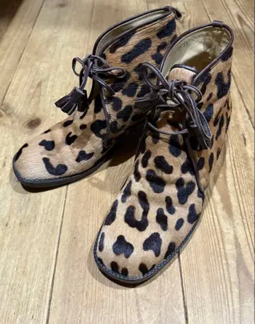 KISSA 레오파드 무늬 퍼 마감 낮은 힐 부츠