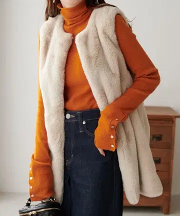 베이지 퍼 슬리브리스 베스트