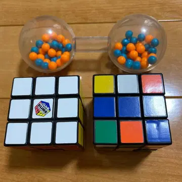 루빅스 큐브 2개와 마라카스형 구슬 색상 구분