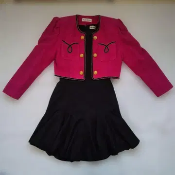 핑크 자켓과 블랙 스커트의 셋업 쇼와 레트로 버블리