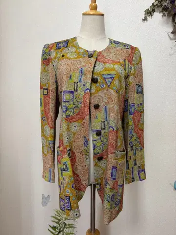 엘레강트한 기모노를 연상시키는 원단의 노카라 자켓