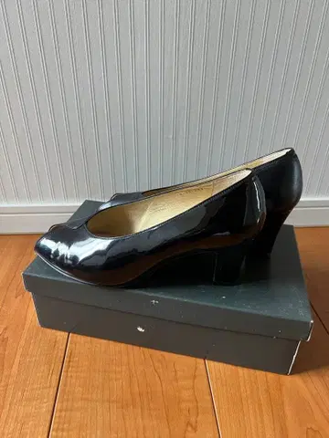 키쿠치의 신발 오픈토 블랙 하이힐 가죽과 에나멜의 투톤