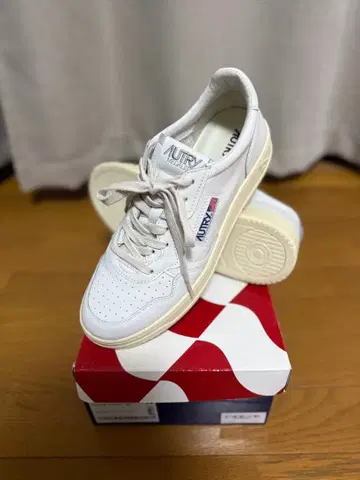 AUTRY 화이트 스니커즈