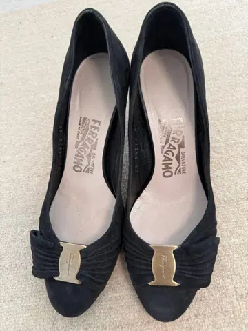 Ferragamo 블랙 펌프스 중간 힐