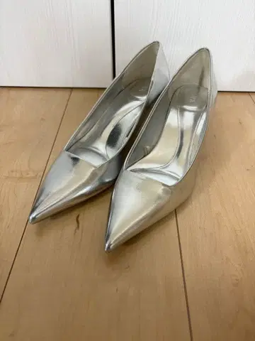 ZARA 실버 펌프스 35