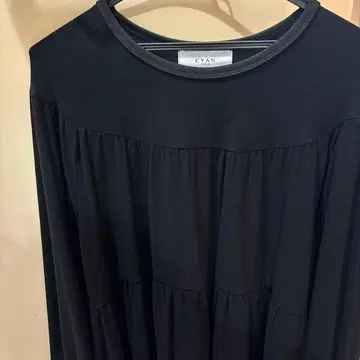 CYAN 블랙 긴팔 셔츠 티어드 디자인