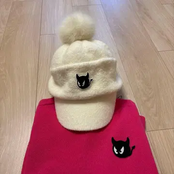 WAAC 와 니트 모자 화이트