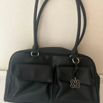 블랙 핸드백 포켓 부착